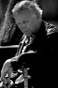 Vitamin B12 Müdigkeit: "Kampf gegen die Erschöpfung: Wie Vitamin B12 bei Müdigkeit helfen kann" 2 old age 6848551 640